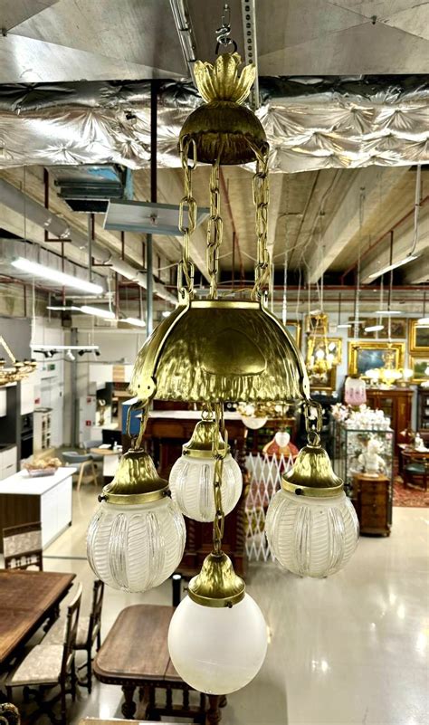 Старинная, железная люстра на четыре светоточки