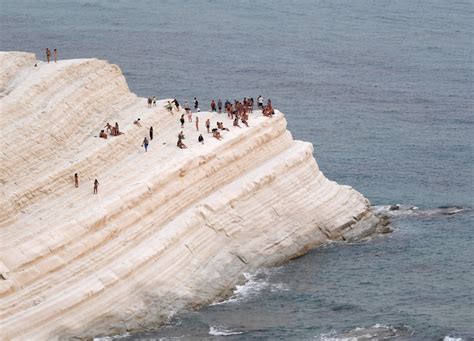 Scala Dei Turchi Imbrattata Dai Vandali Vernice Rossa Sulla Scogliera