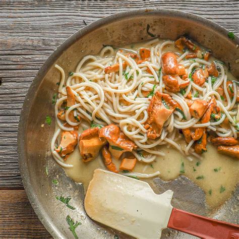 Chanterelle Pasta With Roasted Garlic Wine Sauce Forager Chef