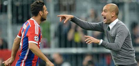 Claudio Pizarro Y Su Emotivo Abrazo Con Pep Guardiola En La Previa Del