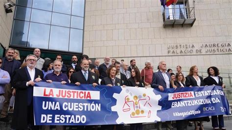 Abogados De Gipuzkoa Alertan De Que La Justicia Se Encuentra Al Borde