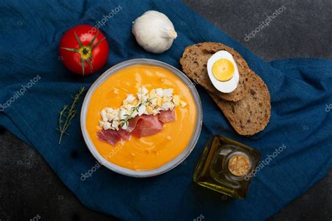 Salmorejo cordobes típica sopa de tomate español similar al gazpacho