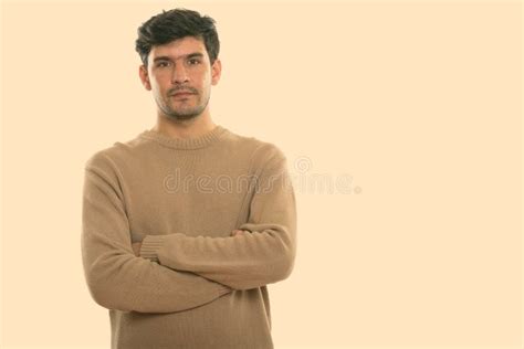 Estudio De Un Joven Persa Con Los Brazos Cruzados Foto De Archivo