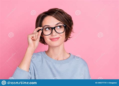 Foto De La Dulce Joven Brunette Lady Look Promo Desgaste Ropa Deportiva Azul Celeste Aislado En