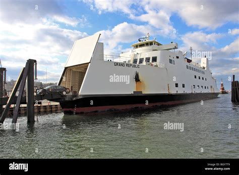 Long island sound ferry hi-res stock photography and images - Alamy