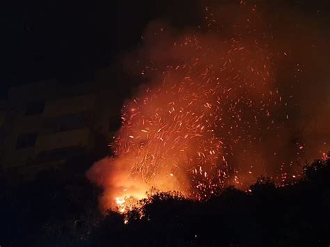 Messina Ancora Incendi A Massa Santa Lucia Famiglie Per Strada Tutta