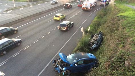 Atasco kilométrico en la autopista por un accidente en Alfonso Molina