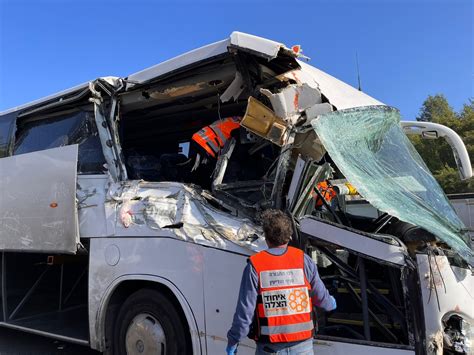 Conmoción en Israel Camión choca contra un autobús que trasladaba