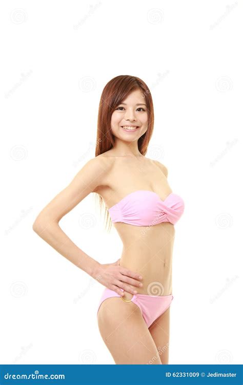 Japanische Frau in Einem Rosa Bikini Aufwirft Stockbild Bild von lächeln glücklich 62331009