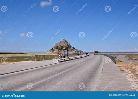 Turistas Caminando A La Famosa Isla Mareal De Le Mont Saintmichel En