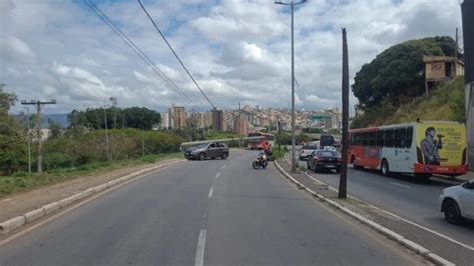 Carro bate e derruba poste na Avenida Tito Fulgêncio em Contagem