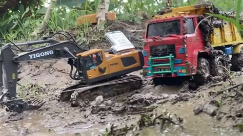 TRUK MELEWATI JALUR LICIN DAN BERLUMPUR TRUK DAN EXVACATOR