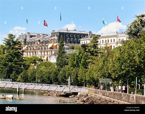 Beau Rivage Palace Hotelgebäude Mit Flaggen In Genfer See Promenade