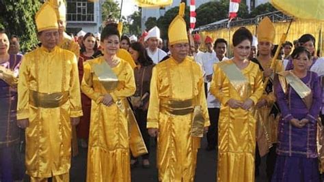 7 Pakaian Adat Sulawesi Utara Penuh Warna Indah Dan Ada Yang Terbuat