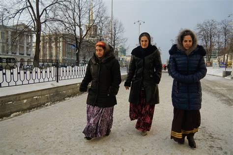 Почему цыганки носят такие длинные юбки и что скрывают под ними ...