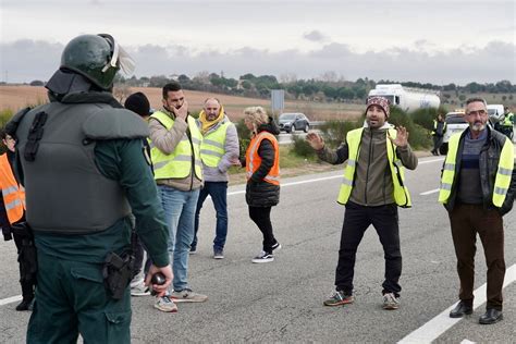 Resumen Los Agricultores Mantienen Sus Protestas En Una Jornada En La