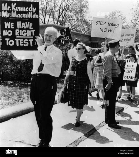 Chemist and Nobel Prize winner Linus Pauling (foreground, left ...