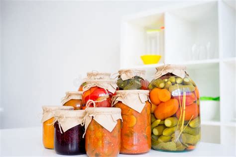 Tarros Con Las Verduras Conservadas En Vinagre Foto De Archivo Imagen