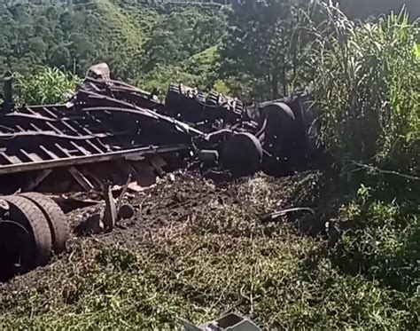 Carreta 19 Toneladas De Perfume Sai Da Pista E Tomba Em Canteiro Na