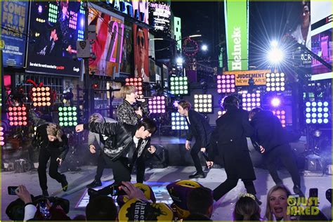 Bts Ring In With Purple Confetti During New Year S Rockin Eve