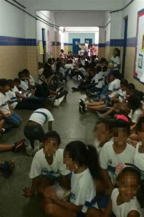 Foto Mostra Alunos Em Corredor De Escola Durante Tiroteio No Complexo