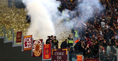 Lazio Roma Tensione AllOlimpico Lancio Di Fumogeni Tra Settori