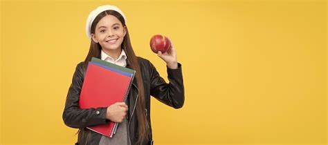 Feliz Adolescente Escolar Sostiene Libros Y Sabroso Fondo Amarillo