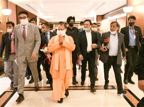 Up Cm Yogi Adityanath Meet Akshay Kumar In Mumbais Trident Hotel See Pics Dvmp अक्षय ने बताया