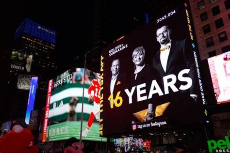 Urodzinowa Reklama Goldensubmarine Na Times Square W Nowym Jorku