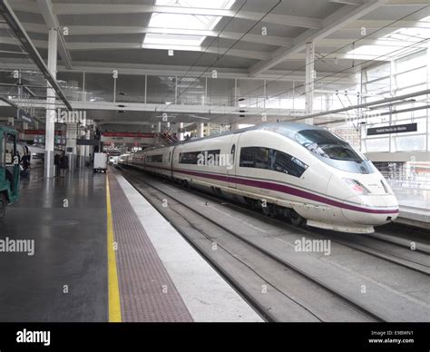 Tren De Alta Velocidad En La Estaci N De Atocha En Madrid Espa A Las