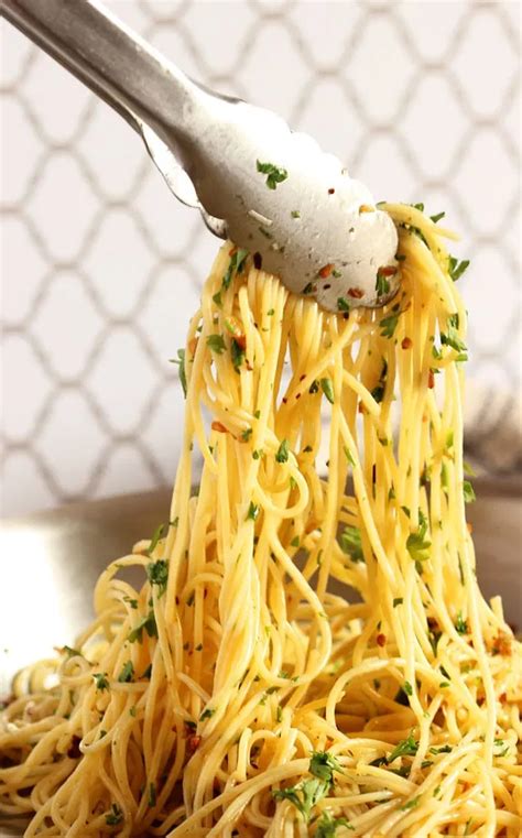 Spaghetti Aglio E Olio Video The Suburban Soapbox Olio Recipe Easy Pasta Dishes Recipes