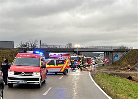 Auto Prallt Gegen Baum J Hrige Schwer Verletzt Nrwz De