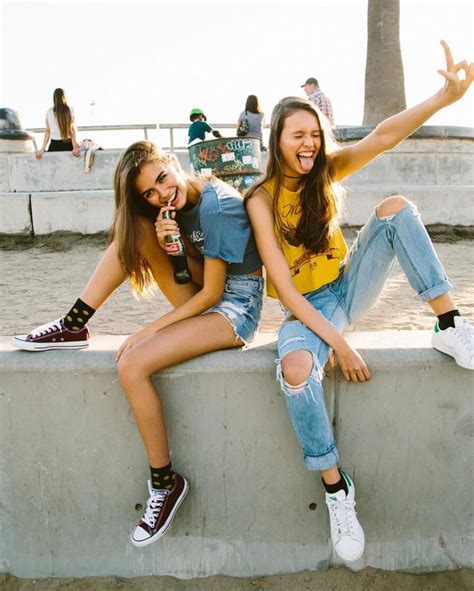 21 Poses That You Can Replicate With Your BFF's To Click The Perfect Picture!