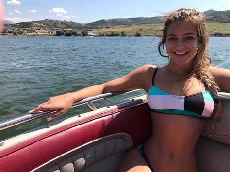 Smiling Boat Babe Doper12