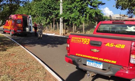 Motociclista morre após colidir em poste de iluminação em frente ao