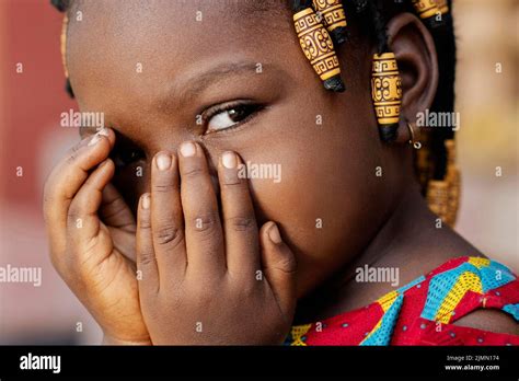 Fille couvrant son visage Banque de photographies et dimages à haute