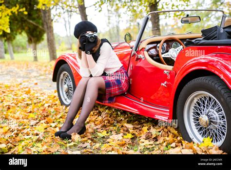 Frau Im Rock Beim Auto Fahren Fotos Und Bildmaterial In Hoher