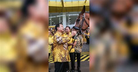 Foto Kehadiran Kuda Cokelat Mengejutkan Prabowo Saat Mengunjungi