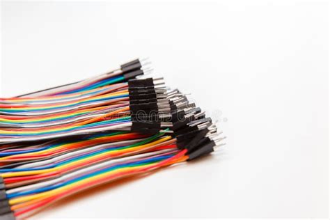 Тонкие пестротканые провода с соединителями, проводом Arduino на белой ...