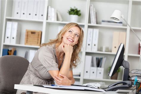 Femme D Affaires Assez Blonde Dreaming Image Stock Image Du Id Es Businesspeople