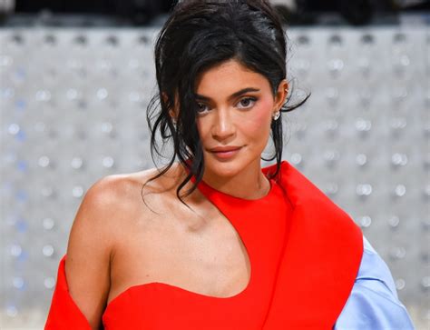 King Kylie Era Η Kylie Jenner τολμά ξανά το Bubblegum Pink χρώμα στα μαλλιά της Elle