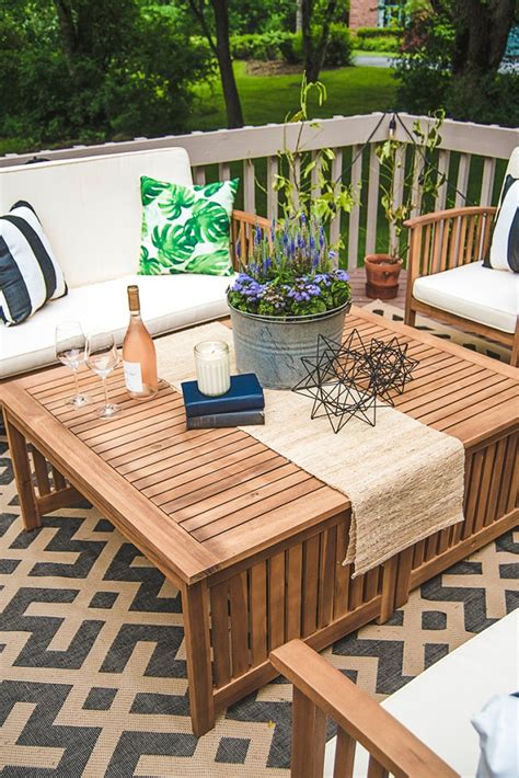 How to Plan Outdoor Coffee Table Decor - The Charming Detroiter