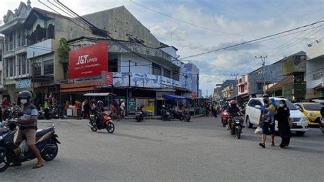 Kompleks Pasar Modern Bambaru Ramai Pembeli Takjil Buka Puasa