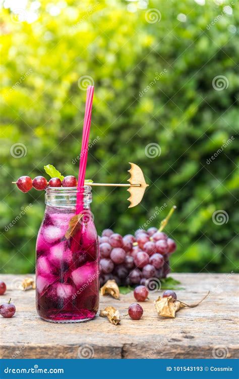 Jugo De Uva Fresco En El Tarro De Cristal En La Madera Vieja Imagen De