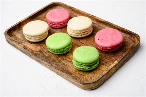 Macarons De Colores Caseros Sobre Fondo De Mesa De Piedra Blanca Imagen