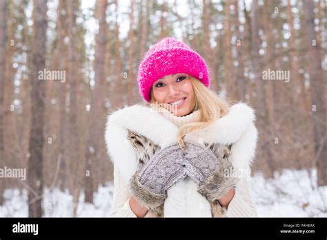 Mode Und Menschen Konzept Portr T Der Attraktive Junge Blonde Frau Im Wei En Mantel Und Rosa