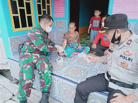 Sinergitas Satgas Yonif 144 JY Vaksinasi Covid 19 Di Pulau Terpencil