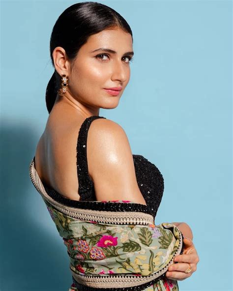 Fatima Sana Shaikh Flaunting Her Sexy Back In Backless Sarees Hot Photos SpideyPosts