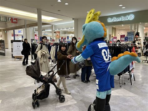 1 10 令和7年110番の日広報イベントに秋田県警察広報大使としてブラウゴンが参加しました ブラウブリッツ秋田