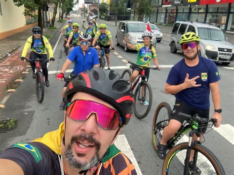 Grupos de pedal de Joinville promovem ação de Natal no Morro do Amaral